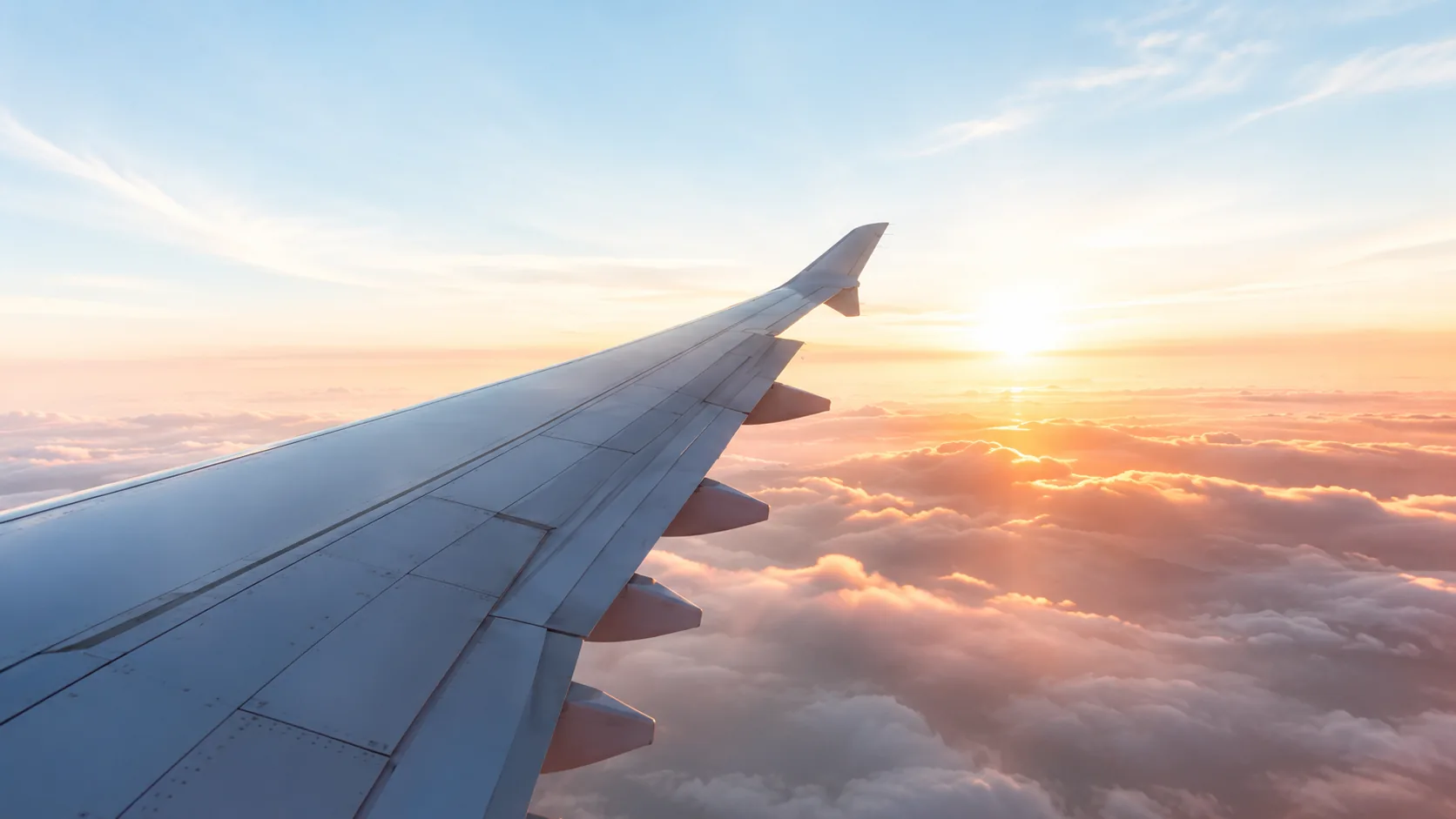 Blick über den Flügel eines Flugzeugs