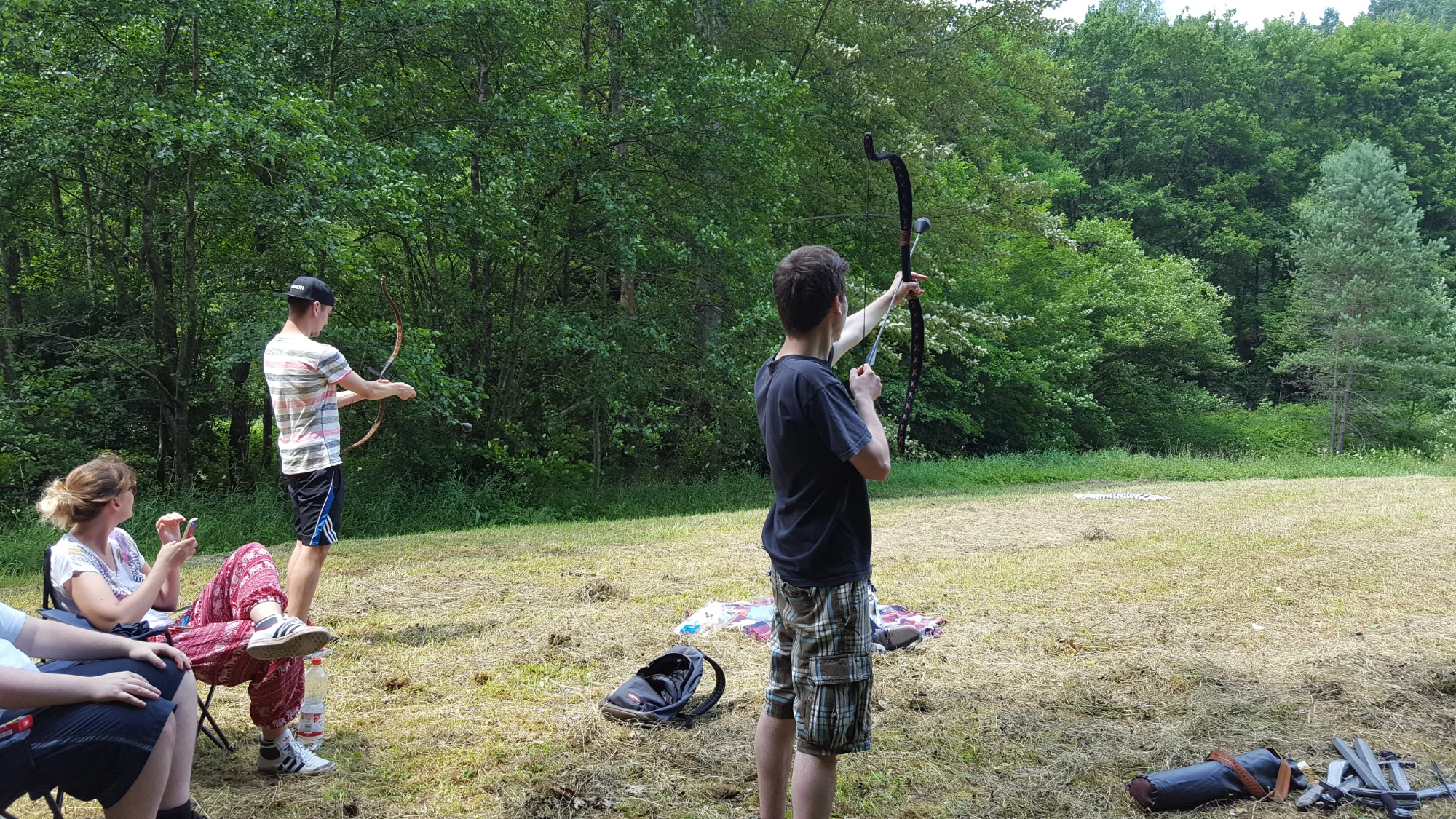 Gruppe bei einem Teambuilding-Event im Freien.